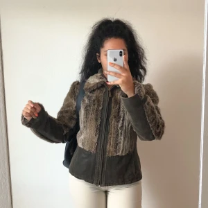 Faux pälsjacka  - Storlek 40. Visad på en 36a. 63kr frakt tillkommer🌸
