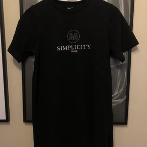 T-shirt klänning - Ganska kort  t-shirt klänning från ginatricot i storlek s. Bra skick och köparen står för frakt 