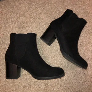 Nya boots  - Nya skor från XIT, bara använda en dag. Plastlapparna sitter kvar under skorna. Storlek 37 men passar mig som har 38. 400 i nypris, säljer för 150, billigare vid snabb affär! 