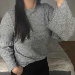 Volang tröja Zara - Grå långärmad tröja från Zara med volangärmar, jättemysigt mjukt material! Strl S