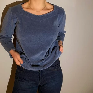 Blå velour - Blå långärmad tröja med något kortare ärmar i bomull och polyester. Materialet är velour och den har en speciell fin linning som ger basplaggen en speciell touch! Storleken är S men kan även passa M för en annan fit.