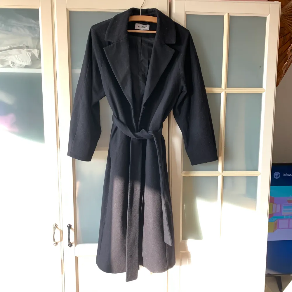 Svart Vivi Coat från weekday! På mig som är 163 cm så går kappan ner till vaderna ungefär. Storlek xs men passar en s också då den är något oversize. Använd i ca 3 år. 60% ull så den funkar i höst och tidig höst. Nypris ca 1200kr. Något nopprig men inget man inte rulla bort! Pris kan diskuteras :) . Jackor.