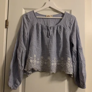 Hollister blus strl M  - Blusen är ifrån hollister, går som mer en strl S än M. Bara använd 1 gång. Jätte fin blå färg 