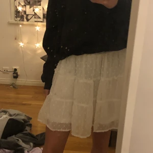 Vit kjol - Superfin kjol 🤍🤍🥰💞passar verkligen till allt, aldrig använd så superbra skick!!!🤩🤩✨✨kan skickas med spårbar frakt och utan spårbar, du väljer  👍🏼
