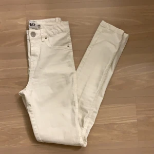 Jeans - Vita slim jeans från lager157. Jensen är i storlek XS och i modellen ”vanna”. Köparen står för frakten💕