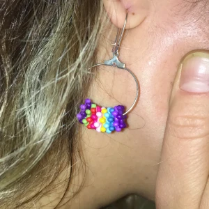 Snygga örhängen  - Gjorde själv ett par snygga örhängen. Pris 25 kr ❤️