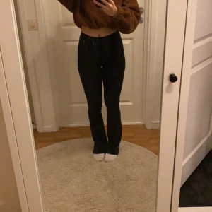 Svarta tyg bootcut 🥳 - Svarta samma tyg bootcut som de gråa jag säljer!! Även dessa är superbekväma och kan lätt stylas upp assnyggt✊🏼✊🏼. 