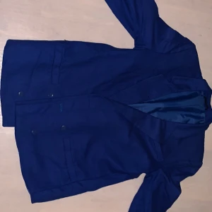 Blå ull kavaj och kjol - Farmors gamla ull kavaj med tillhörande kjol. Står ingen strlk men förmodligen 40/42