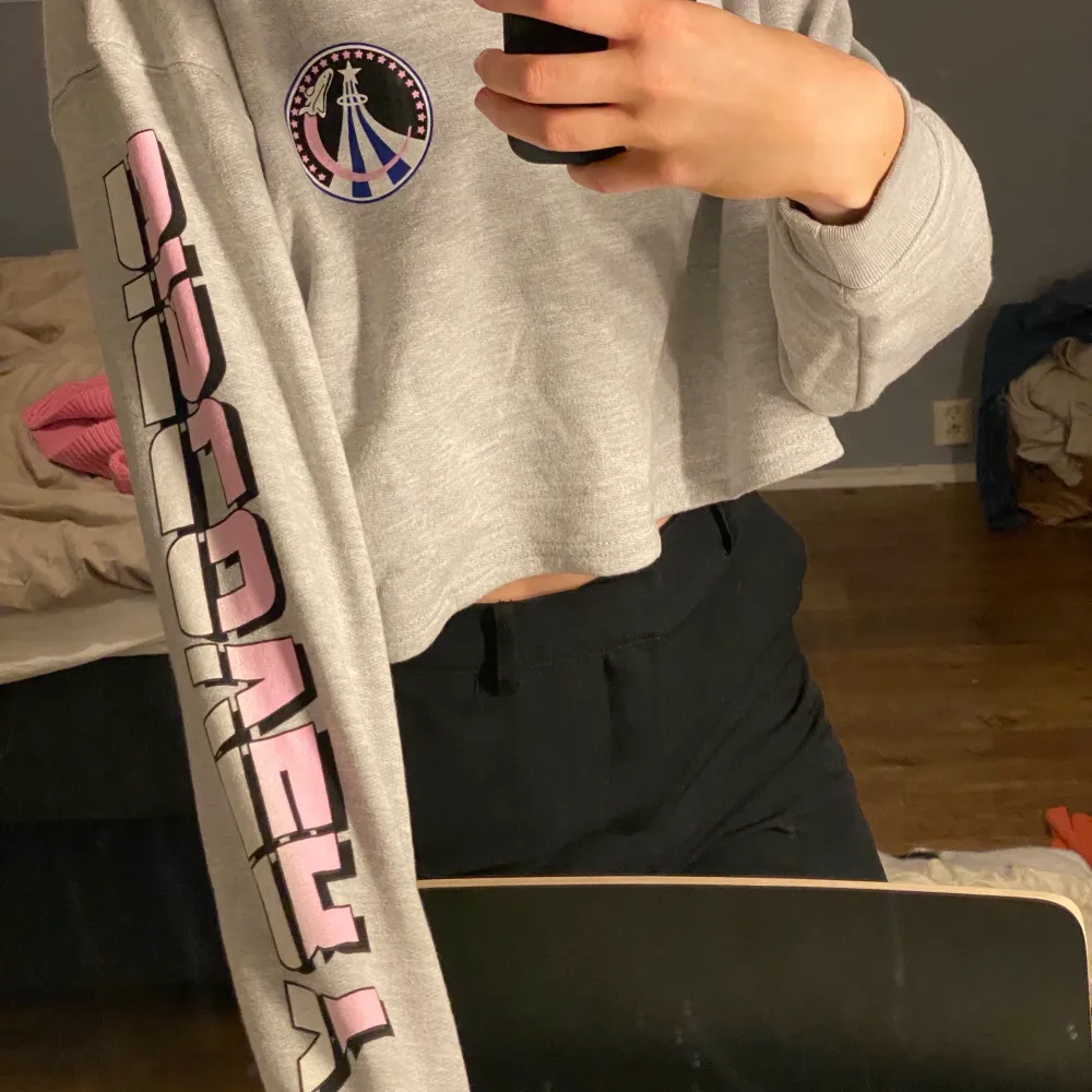 Jättecool croppad sweatshirt! Trycket är såå så fint. Frakt tillkommer!❤️. Tröjor & Koftor.