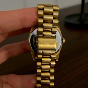 Guld klocka - Köpte den ifrån uropen för 1000kr något minns ej exakt, är som ny, använd ett fåtalgånger. Lyxig kännsla och är inte plastig, den är metall tung runt armen älskar de. Säljer på grund av att jag fastnat på min nya i stället. 