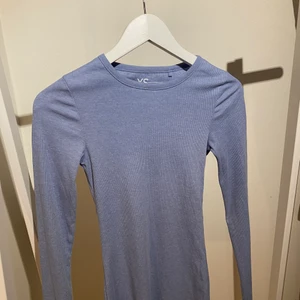 Blå ribbad tröja  - En blå ribbad tröja från new yorker. Storlek XS.