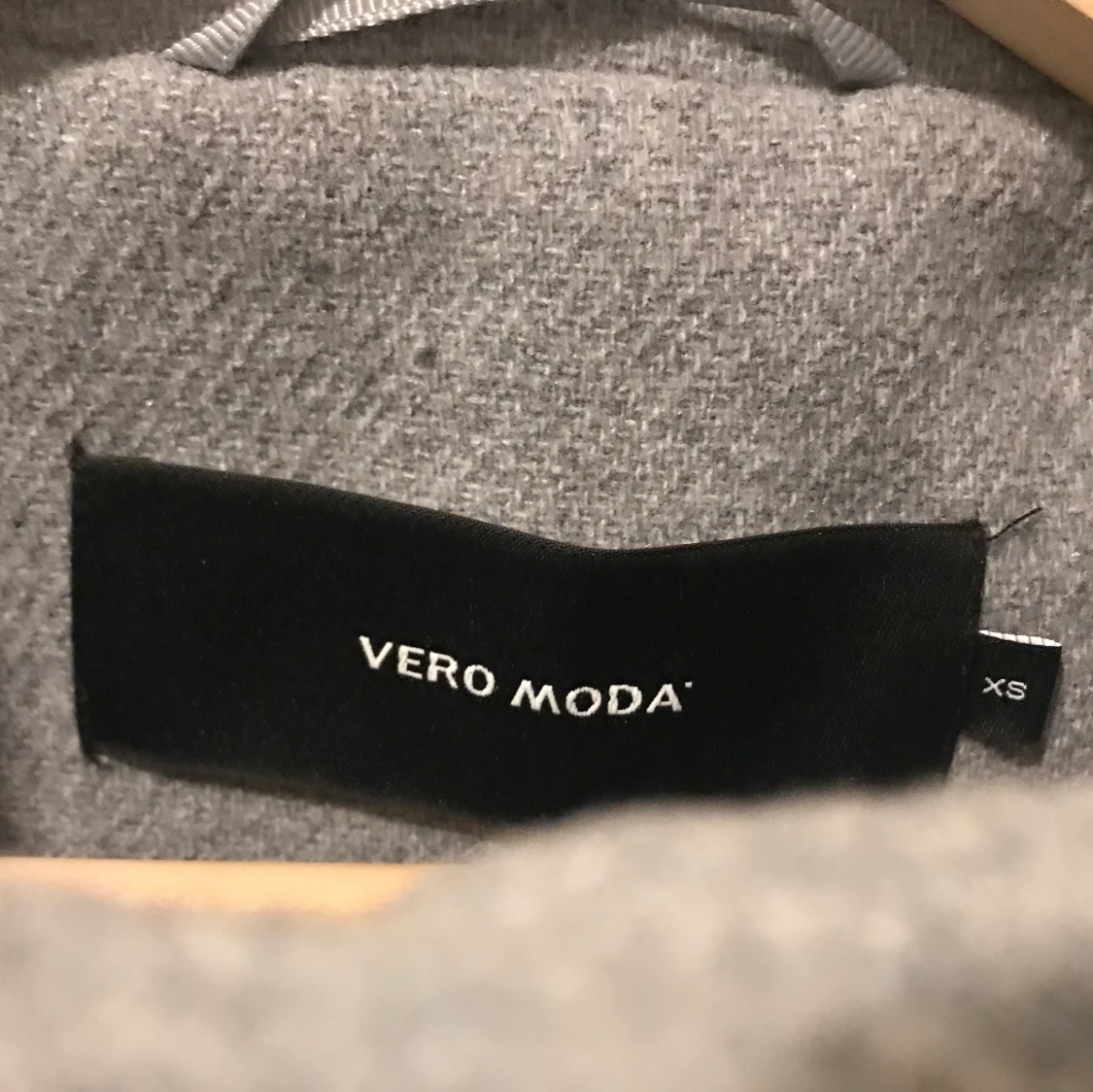 VERO MODA LJUSGRÅ KAPPA/ JACKA STRL XS - 91