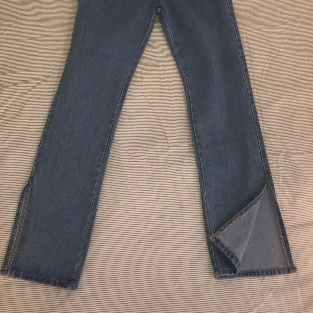 Jeans från Shein. Blå jeans med slits längst ner. De är aldrig använda, säljer då de var lite för små för mig. 150kr. Storlek S.. Jeans & Byxor.