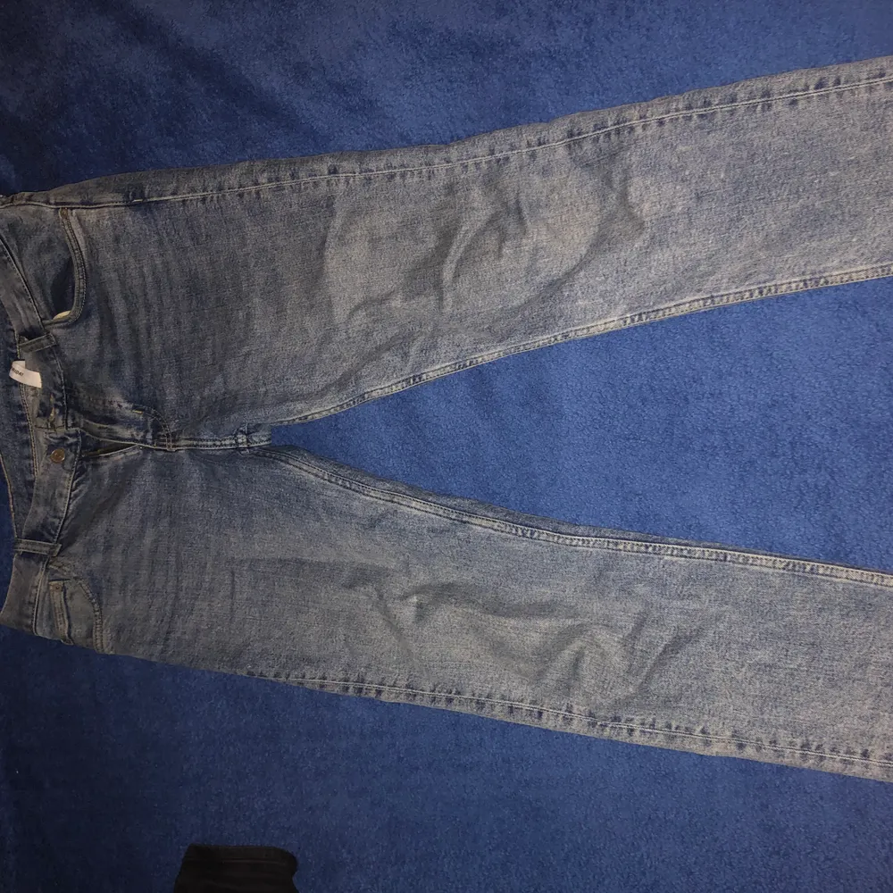 Ett par blåa jeans från weekday i modellen Friday, ca två år gamla i bra skick. Inga hål eller fläckar på byxorna.. Jeans & Byxor.