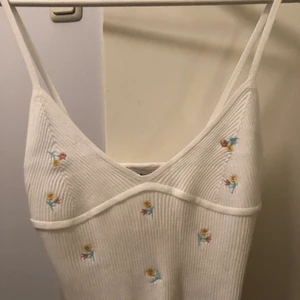 Linne - Helt oanvänt vitt linne med broderade blommor. Storlek L men skulle säga att det passar en xs-L beroende på hur man vill att de ska sitta. 