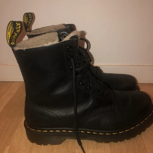 Dr martens fodrade  - Jag har storlek 38, men valde att gå upp till 39 då dem är fodrade. Inköpta dec 2019. Mycket sparsamt använda och nästintill nyskick 