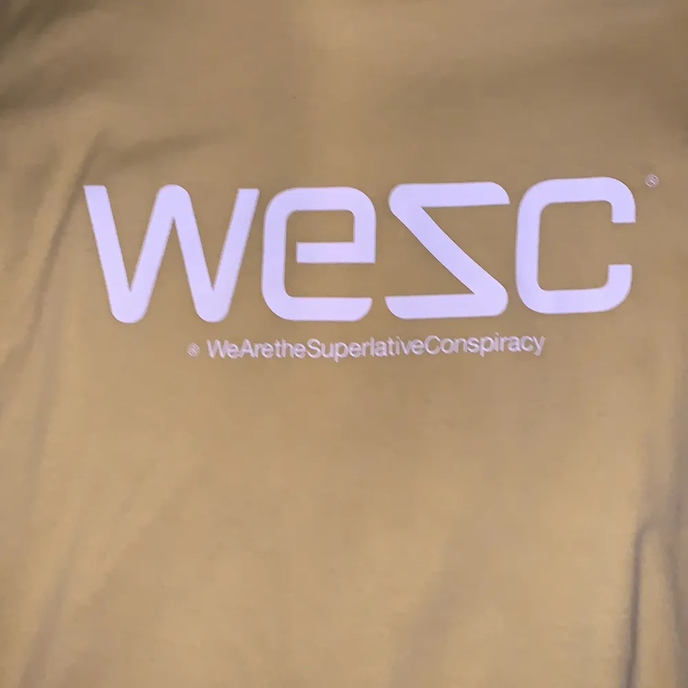 Gul WeSC T-shirt med tryck på framsidan. Använd fåtal gånger.. T-shirts.