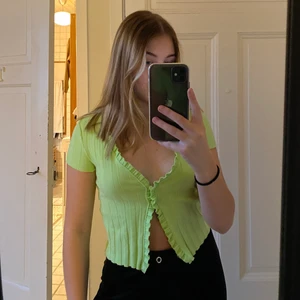 Bershka topp - Så fin topp från Bershka som tyvärr inte satt som jag ville/inte riktigt var min stil så säljer den därför vidare. Den är endast testad med prislapp kvar så helt ny. Skriv privat vid funderingar, köparen står för frakt💕