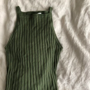 Topp - Denna superfina stretchiga topp från hm. Ser väldigt liten ut med sitter snyggt på en xs/s