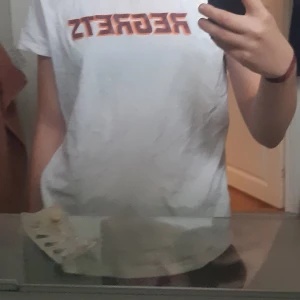 T-shirt stl M - !!Liten i storlek!! Snygg T-shirt som passar till det mesta utan att den blir alltför enkel. Tryck i lila och orange som framhäver varandra, säljes då jag har plagg jag föredrar framför den, tyvärr.