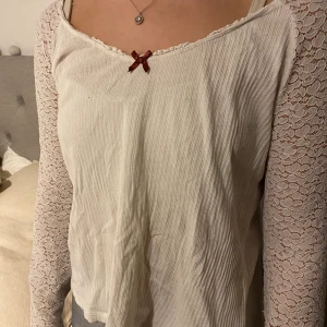 OddMolly tröja - Jag säljer nu min fina Oddmollytröja. Den är använd fåtal gånger och är i bra skick. Storlek 2 som motsvarar M. Hör av er för frågor. Frakt tillkommer 💕