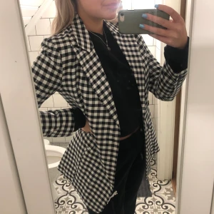 Rutig kavaj - Kavaj som används vid ett tillfälle, säljes pågrund av att ja ej fått användning av den, men SUPER snygg.