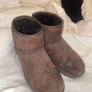 Ugg - Intressekoll på mina bruna uggs, 1,5 år gamla och helt ok skick, lite vattenskadade. Storlek 38 🖤 har köpt nya och har ingen användning av dessa, därav säljer jag dem så de kommer till användning hos någon annan. Ordinariepris är 2000:- ⚡️ såklart äkta!