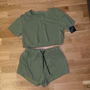 ”Stickat” Set från Zaful, en croppad T-shirt och shorts, storlek L men känns som S därför jag säljer! Super skönt material och super fin grön färg 