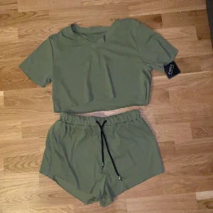 Set från zaful  - ”Stickat” Set från Zaful, en croppad T-shirt och shorts, storlek L men känns som S därför jag säljer! Super skönt material och super fin grön färg 