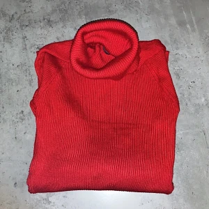 RIBBAD RULLKRAGEPRYDD TOPP - Färg: röd använd 1-2 gånger.