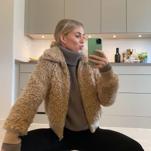 Beige Teddy jacka  - Frakt tillkommer 63kr