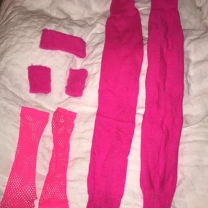 Rosa 80 tals ”kit” - Rosa 80 tals ”kit”, allt är inte köpt på samma ställe men köpte allt för 225kr. Säljer nu för 190kr💕. ”Kittet” innehåller två näthandskar(bild 2). Armvärmare och pannband (bild 3) Och benvärmare💕 Vid intresse av bara en eller två saker skriv privat, köparen står för frakten💕