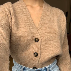 Brun cardigan - Brun croppad cardigan från NA-KD. Fint skick! +63kr frakt