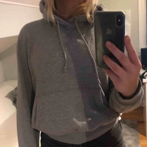  - Grå hoodie från hm i bra skick👍🏽 köparen står för frakten💕 pris kan diskuteras