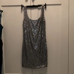 Grå klänning  - Jättefin klänning och bara använd en gång🥰  skriv privat för mer information 