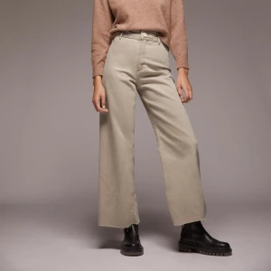 ZARA Jeans Beige - ”Premium Marine Straight Jeans” från ZARA. Storlek 36. Dessa jeans är högmidjade och vida i benen. Lite croppad modell. Är ganska stretchiga så de sitter väldigt skönt och snyggt framförallt i midjan och över rumpan! Bra skick då jag endast använd dem ca 2 ggr