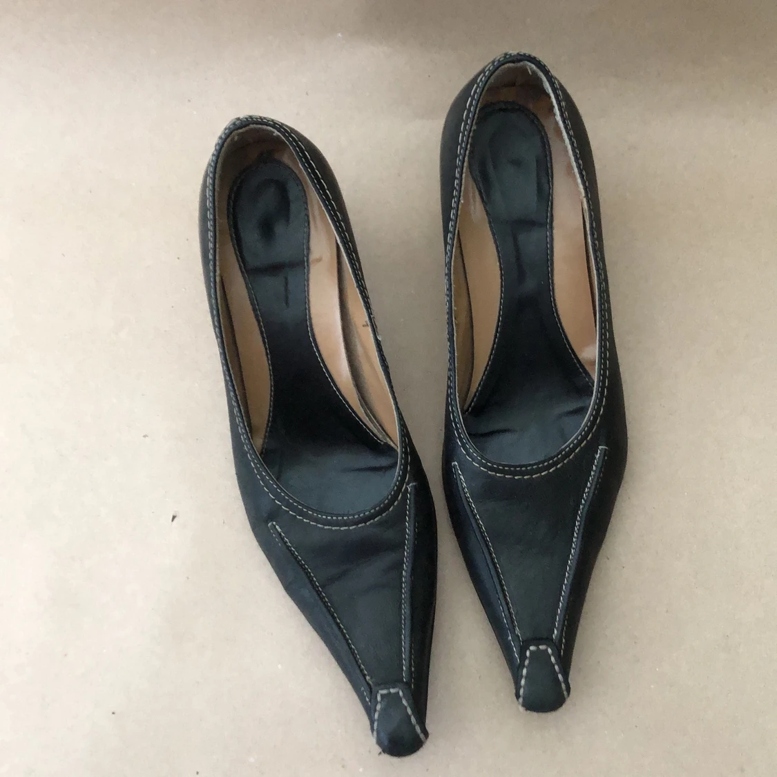 Rockiga myggjagarpumps i svart skinn, 50-talsstil - 91