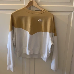 Nike tröja  - En Nike tränings tröja i beige och vit, super fin och snygg.💕