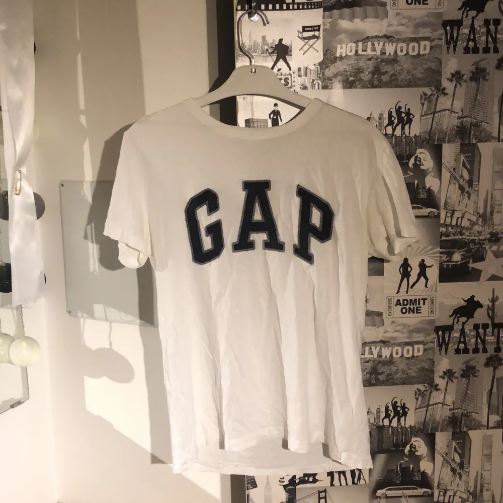 Gap-T-shirt i gott skick! Köpt på Gap Paris, använd runt 10 gånger. Storlek XS unisex.. T-shirts.