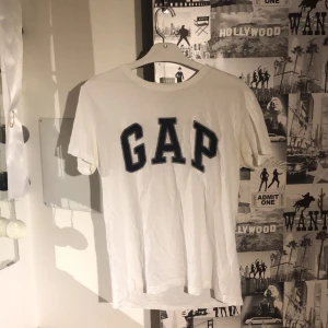 Gap T-shirt storlek XS - Gap-T-shirt i gott skick! Köpt på Gap Paris, använd runt 10 gånger. Storlek XS unisex.
