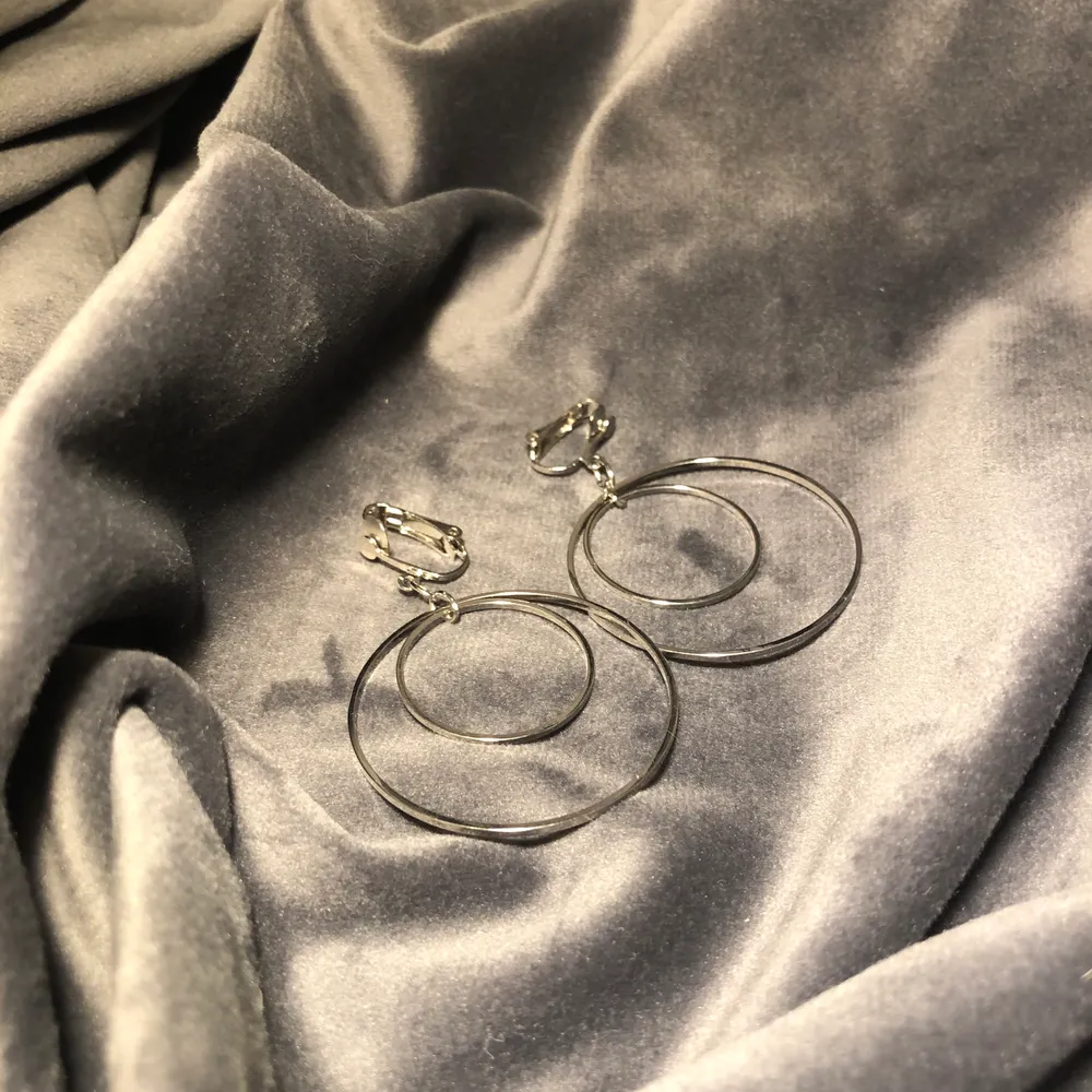 Clipsörhängen med två cirklar. Fick i födelsedags present så har inte använt de eftersom jag inte tycker om clips. Dock tycker jag dom är jätte fina. (Rengör såklart innan jag skickar) . Accessoarer.