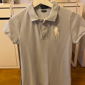Skjorta Ralph lauren  - Ljusblå skjorta polo Ralph lauren. Aldrig använd. Vädligt bra kvalite. Fraktkostnad tillkommer 