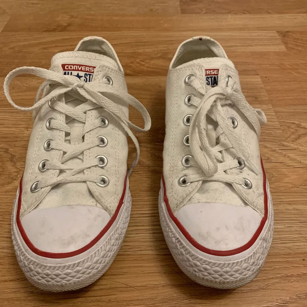 Ett par knappt använda vita converse köpta i USA. De har en gummisula som kan vara knepig att få ut men det går absolut! Köpare står för frakt men kan även mötas upp.. Skor.