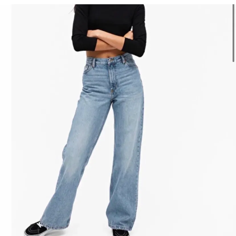 säljer dessa fina monki jeans i modellen yoko. fint skick och säljer pga för stora (köparen står för frakten). Jeans & Byxor.