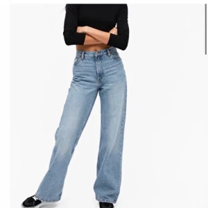 monki yoko jeans - säljer dessa fina monki jeans i modellen yoko. fint skick och säljer pga för stora (köparen står för frakten)