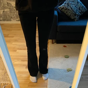 Crocker Low waist bootcut jeans - Lite använda. Crocker jeans från Jc modellen 231 lowwaist black jeans. Storlek 26/33. Köpta för 699 men säljer för 250 kr inkl frakt! Jag är 166 och har ofta storlek Xs/S.