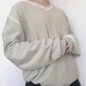 Stickad tröja - En fin stickad tröja i en ljus limegrön färg ifrån atlant. Superfin och mysig nu inför vintern! Bilder ifrån Isabelles vintage 😊 Buda i kommentarerna! Avslutas 10/11 kl 19. Högsta budet 220kr! 