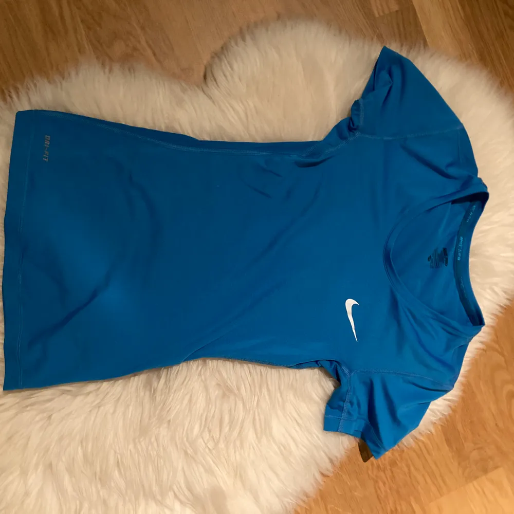 Två Nike träningströjor, lila i 36 och blå i 34💃🏼  1 för 60 och båda för 100kr. Hoodies.