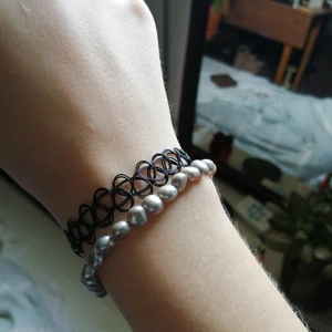 Armband - Chokerarmband och enkelt armband med silvriga pärlor. Frakt ingår☺️