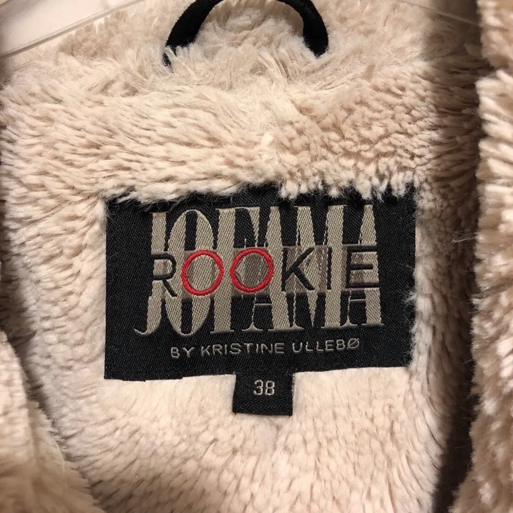 Säljer denna fina Jofama jacka från Kenzas kollektion i äkta mocka, som håller dig varm under vintern. Jackan är i pälsimmitation som är väldigt mjuk och skön. Nypris på denna är 3600kr.. Jackor.